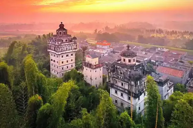 Familiarisation through hedonism: dining, exploring and communing